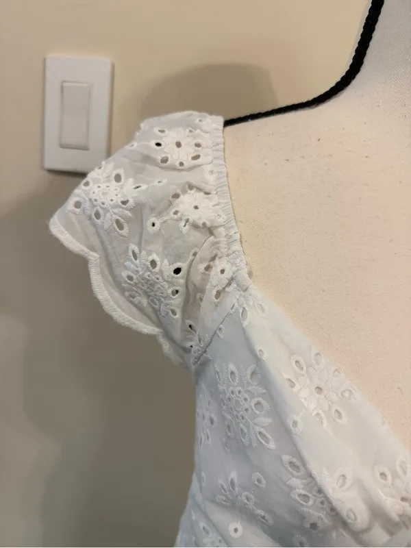 URBAN Romantics White Eyelet Tie-Front crop top size medium - Image 7