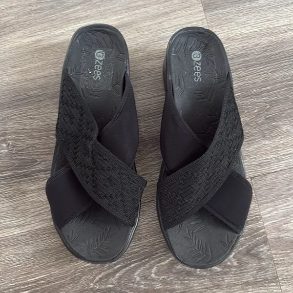 Bzees Women's Black Wedge Sandals 10M Comfort Slides Crisscross Straps Casual - Image 5