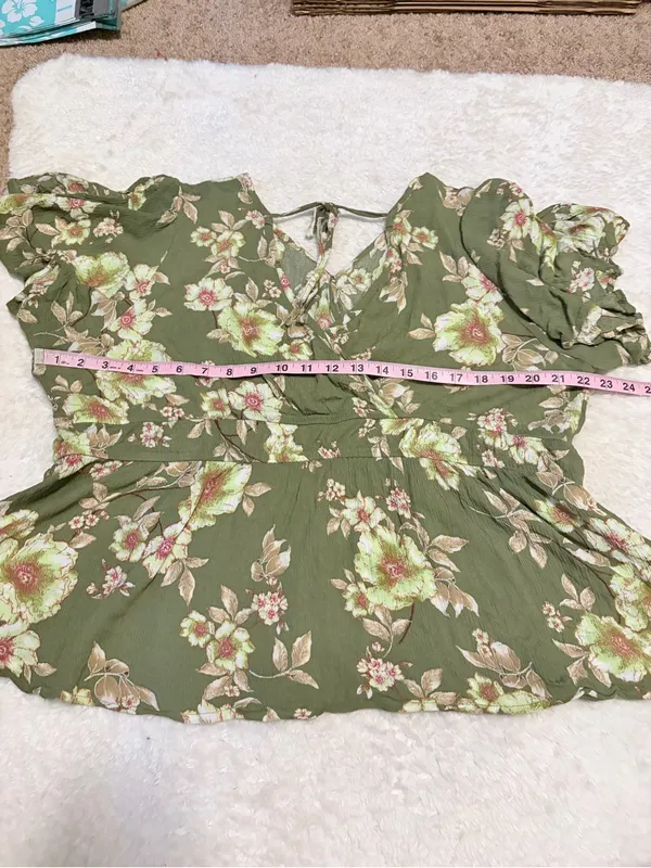 5/$30 🎈 Maurices XL olive green floral surplice neck Blouse - Image 4