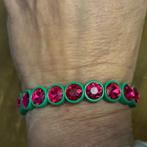 Green with hot pink gemstone stretch bracelet - Image 3