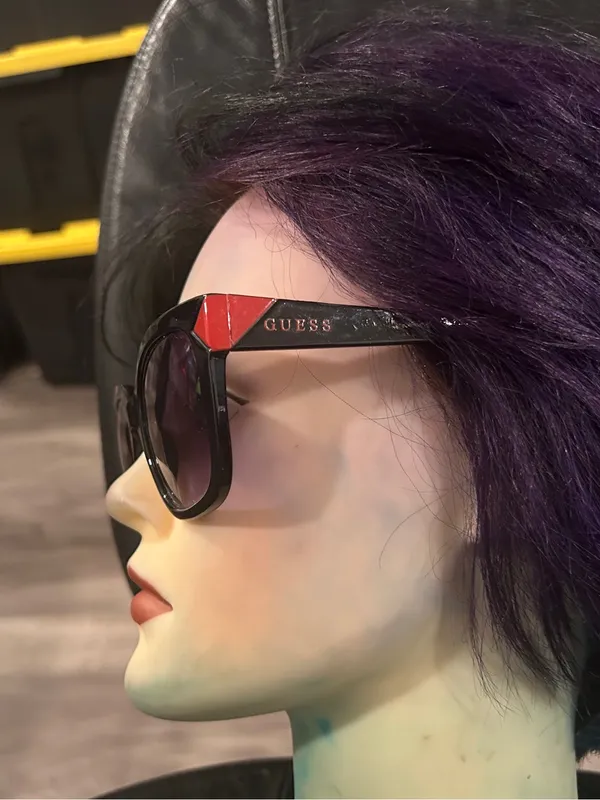Guess Black Cat-Eye Sunglasses with Pink Corner Accents - Image 6