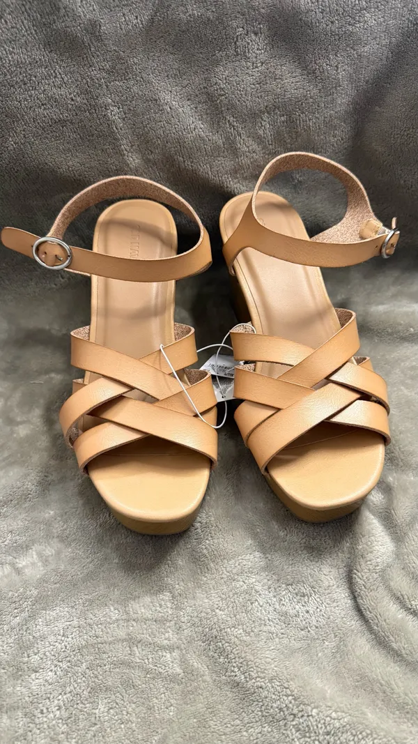 Old Navy Women's Tan Platform Sandals Size 9 - Image 2