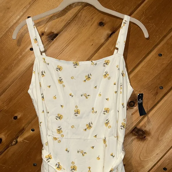 Hollister white with dainty yellow flowers belted mini dress NWT - Image 4
