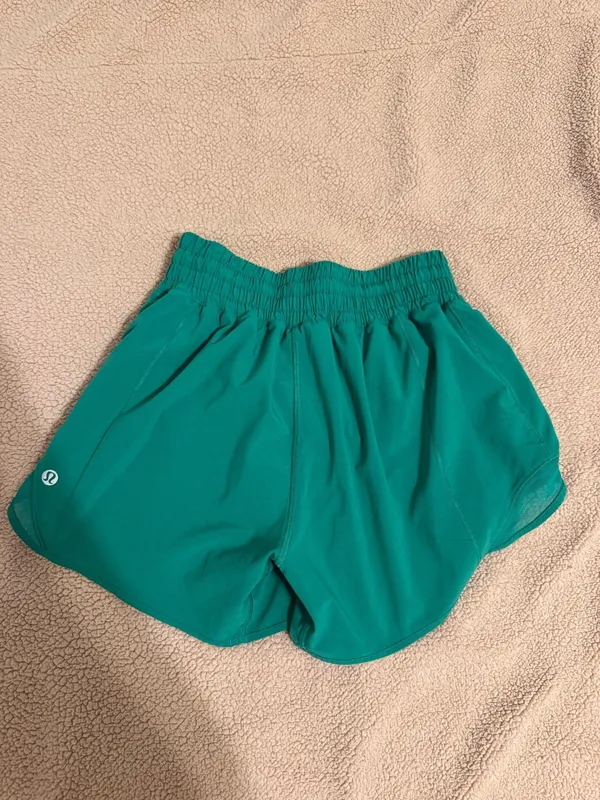 Lululemon Hotty Hot Shorts 4" High-Rise green - Image 2