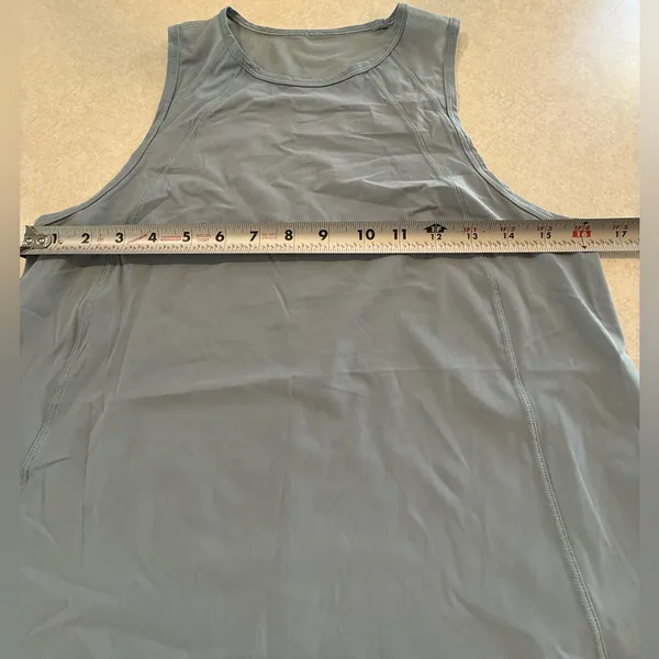 Lululemon Women's Gray Sleeveless Top with mess on back size 6 - Image 4