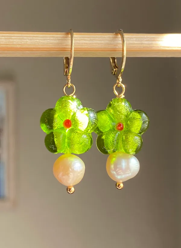 green flower glass beads & light pink freshwater peals boho fairy retro vintage chic style dangle earrings💐🩵 - Image 5