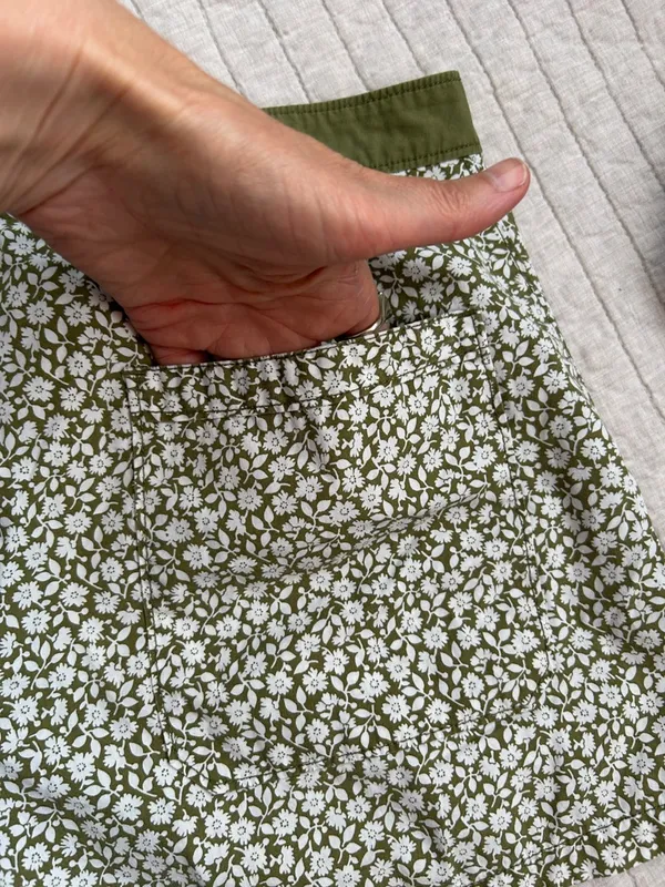 J.Crew vintage Y2K olive green white ditzy floral daisy printed shorts 6 - Image 9