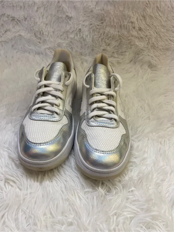 Veja Women’s White Sneakers with Iridescent Silver Accents. Size-7 - Image 2