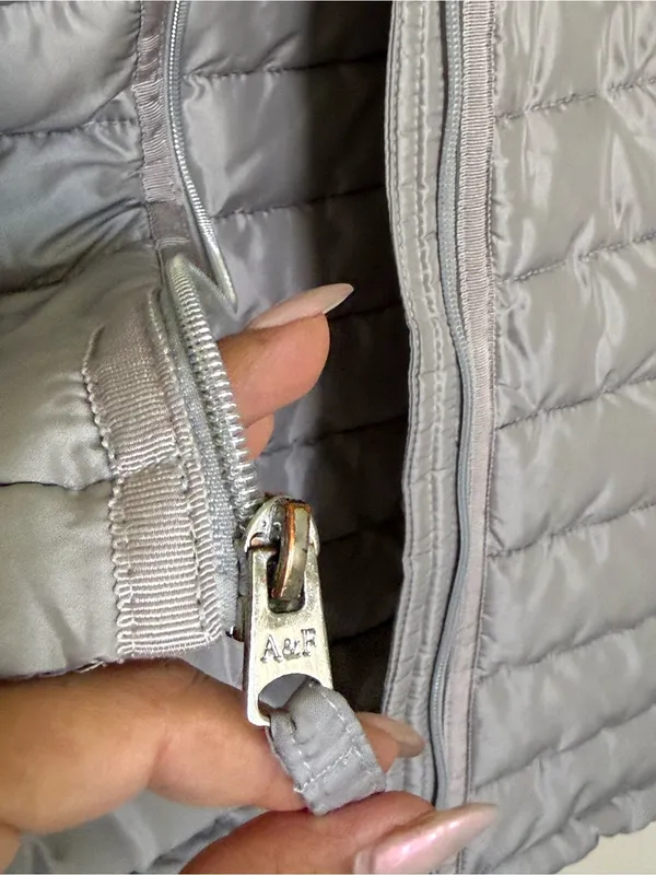 Abercrombie & Fitch Silver Gray Hooded Puffer Jacket Size S Lightweight - Image 5