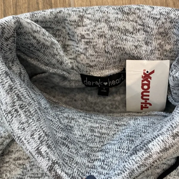 Derek Heart Sweatshirt- NEVER BEEN WORN - Image 5