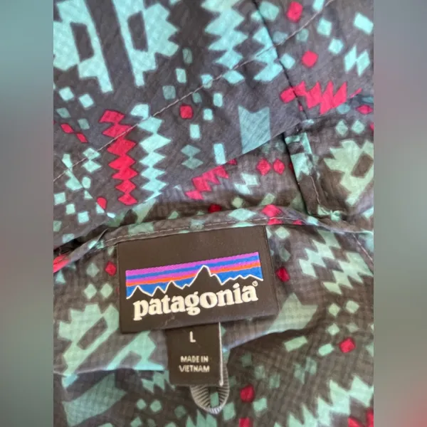 Patagonia Women's Blue and Red Patterned Ski Jacket - Image 9