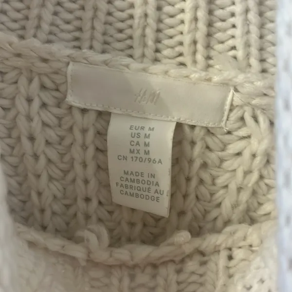 H&M Women's Cream Turtleneck Long Sleeves Knit Sweater Size Medium - Image 2