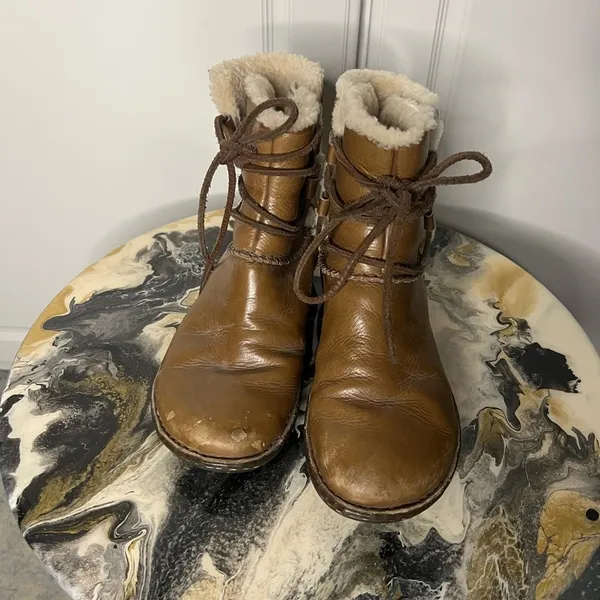 UGG Caspia 1932 Lace Up Shearling Lined Leather Boot - Image 4