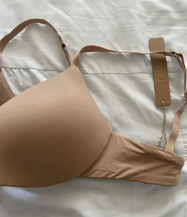 SKIMS wireless form push up plunge bra - Image 4