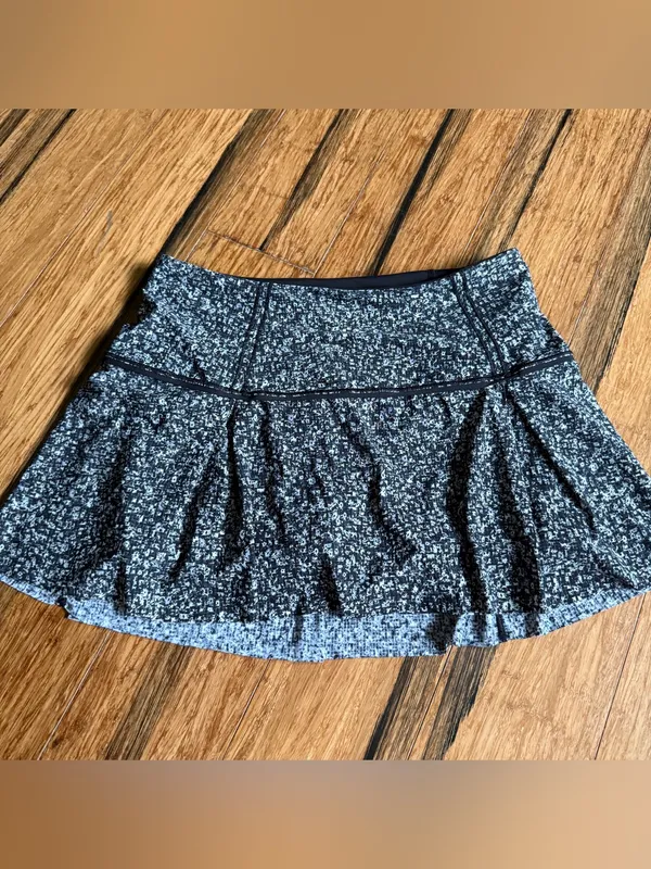 Lululemon Lost In Pace Skirt Regular 13" Daisy Dust Alpine White Black - Image 4