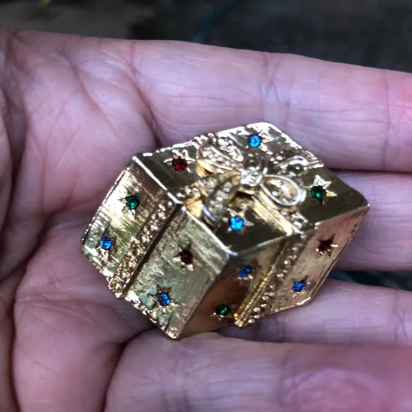 Vintage Christmas Present Brooch - Image 3