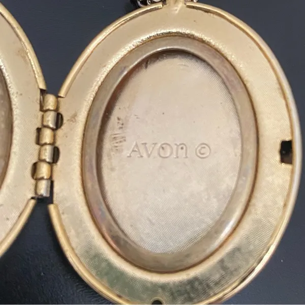 Vintage AVON Gold-tone Oval Floral Faux Pearl Locket Pendant 24” Necklace 33g - Image 15