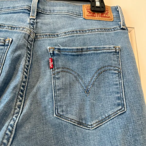 Levi’s Lightwash Bow Hem Jeans Size 6 or 28” - Image 8