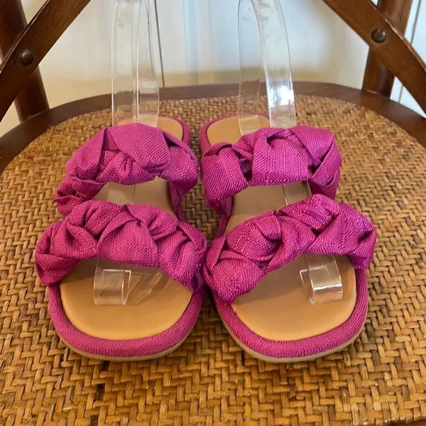 Universal thread pink double strap sandals size 6 - Image 5