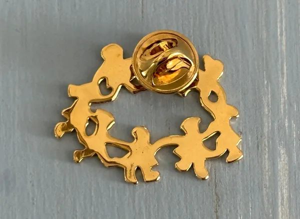 Beautiful Tac Lapel Pin Gold Tone Circle Of Children / Friends - Image 4