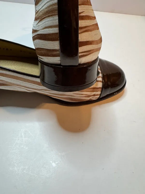 Womens 2 Tone Brown Flats Size 5 1/2B - Image 8