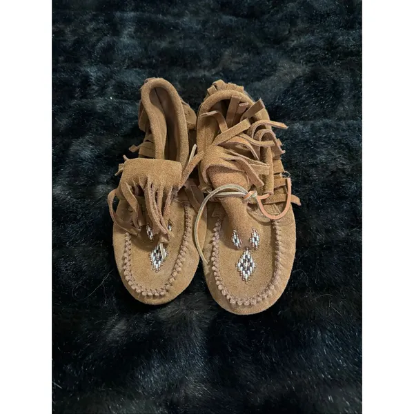 Manitoba Mukluks Harvester Moccasin Suede beaded Size 9 excellent preowned - Image 2
