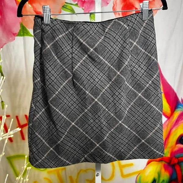 H59. Abercrombie & Fitch black + grey plaid skirt Size S # - Image 3