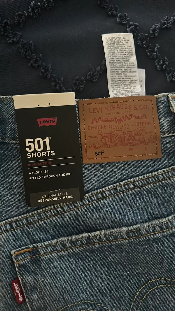 Levi's 501 Shorts NWT size 25 - Image 3