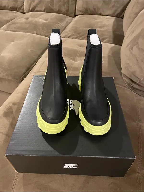 Sorel Black Chelsea Ankle Boots with Neon Green Sole - Image 2