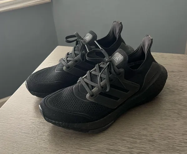 Women’s Adidas Ultraboost 22 - Image 2