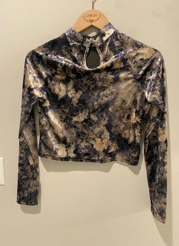 Lane 201 NWT- Velvet Floral Long Sleeve Crop Top-Size Medium - Image 4