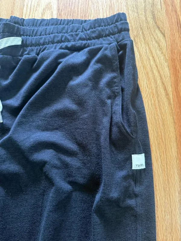 Vuori size medium joggers black  - Image 4