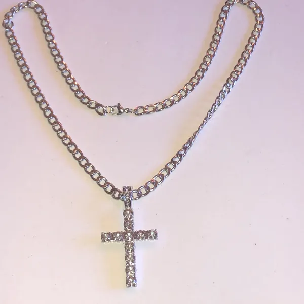 Elegant Silver Tone Rhinestone Cross Pendant Necklace - Image 3
