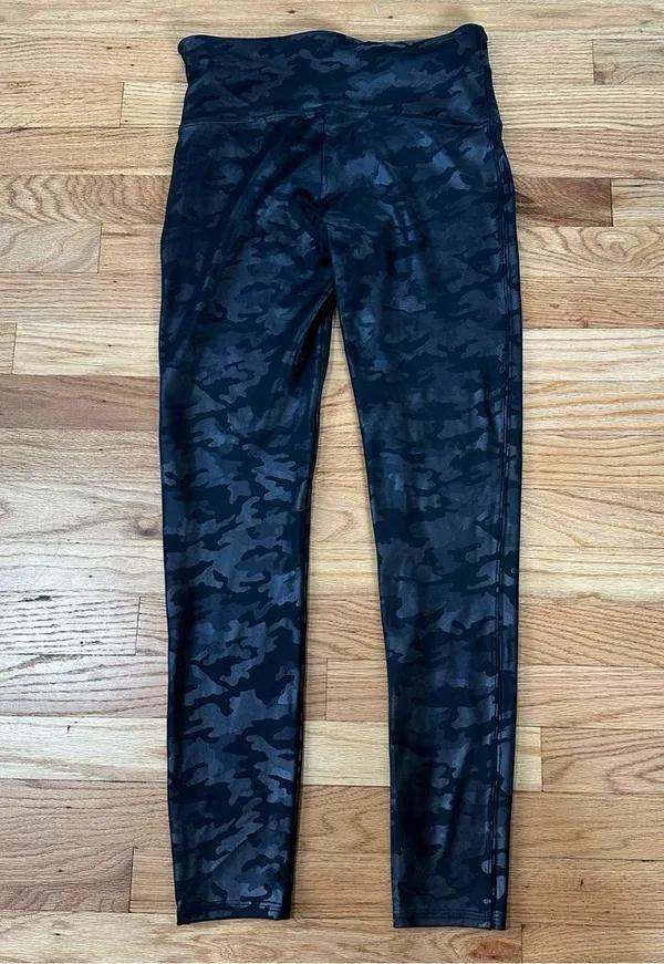 SPANX Faux Leather Glossy Camo Matte Black shaping slimming Leggings Sz L - Image 15