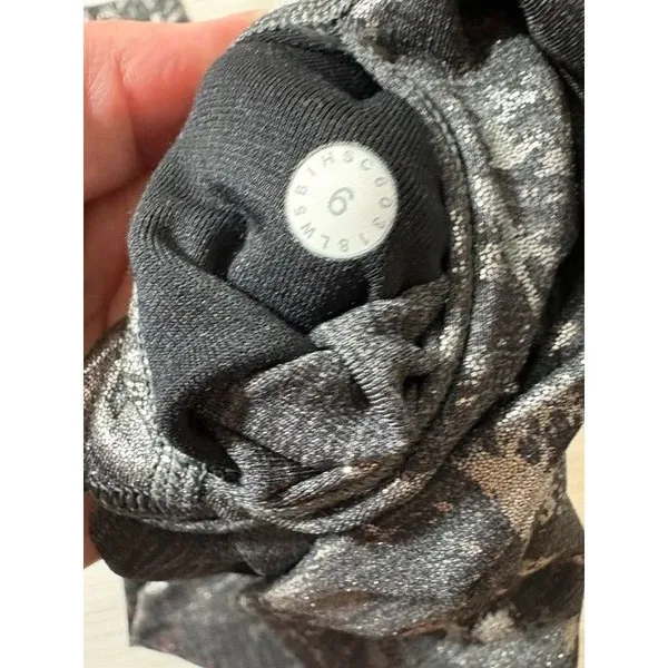 Lululemon women’s 6 metallic leggings - Image 3