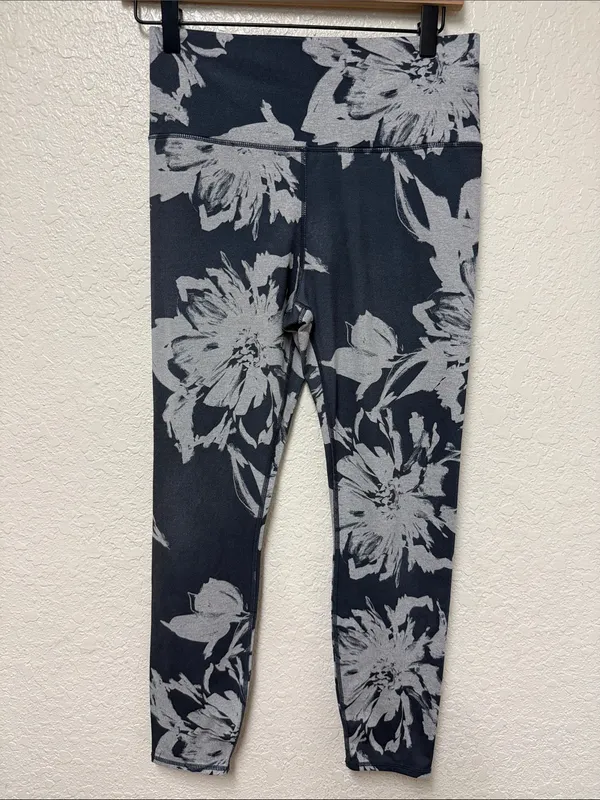 VUORI *flawed* Floral Print Black & Gray Leggings Estimated Size Small - Image 8