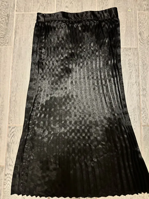 PrettyLittleThing Black pleated Midi Skirt - US size 6 - Image 2