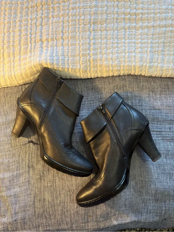 Sofft Rochelle Black Leather Ankle Booties size 8M - Image 3