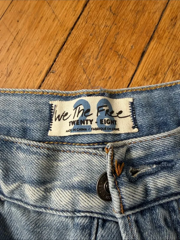 NWT Free People Light Wash Frayed Denim Shorts size 28 - Image 4