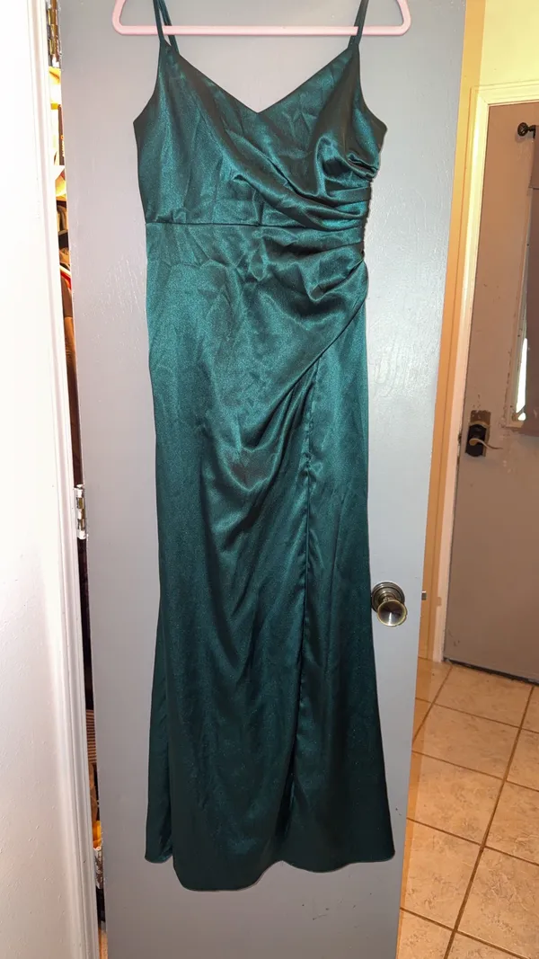Green dress with slit Size M - Image 3