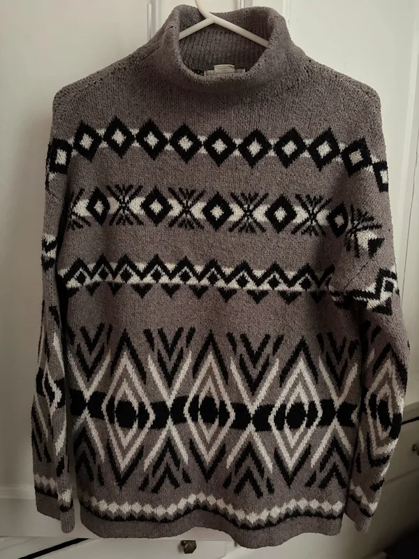 Cozy Geometric Turtleneck Sweater & Pom Beanie - Grey/Black XS - Image 5