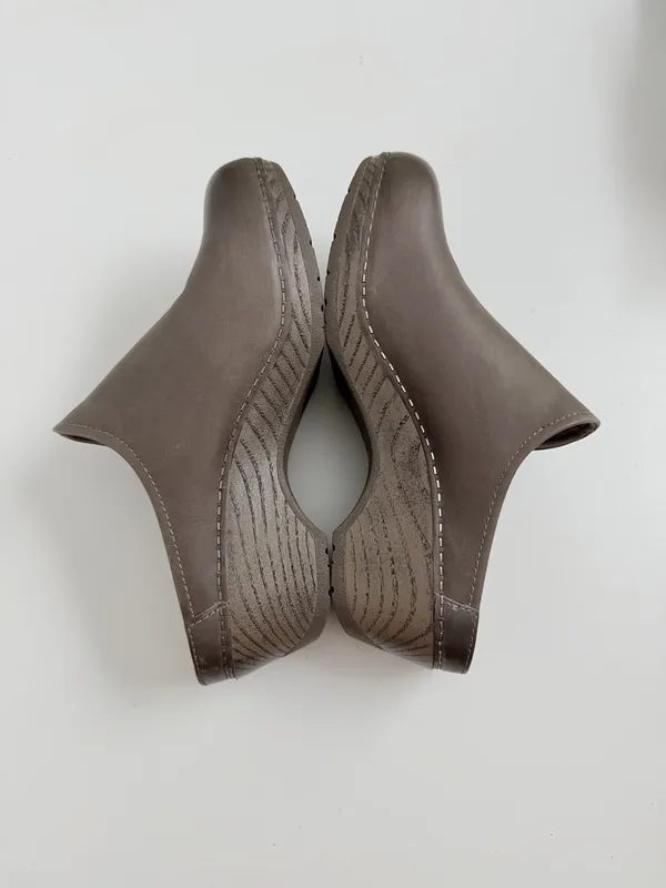 Dansko Clogs Melody Slip On Mules Leather Comfort Travel Burnished Taupe Grey - Image 4