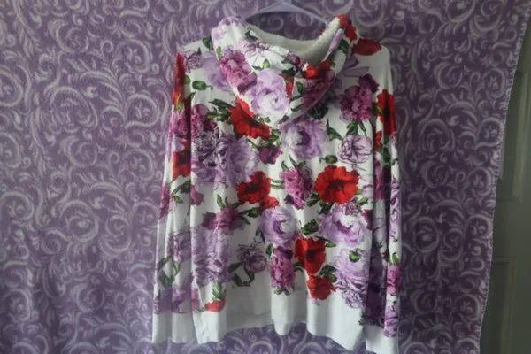 Victoria's Secret fleece hooded sweater flowers floral in white, purple and red size medium. - Image 5