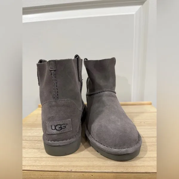 UGG Classic Mini Ankle Boots Womens 7 Gray Suede Shearling Lined Cozy - Image 3
