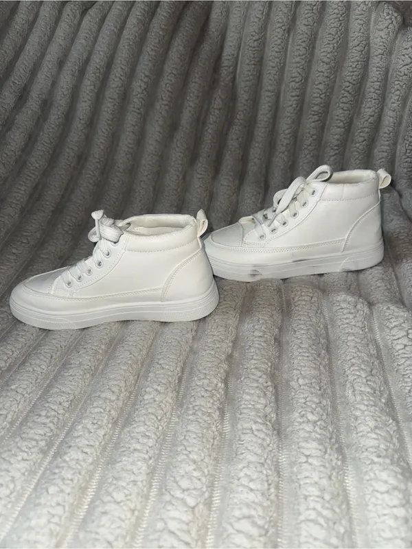 White High Top Lace-Up Sneakers Size 35 - Image 3