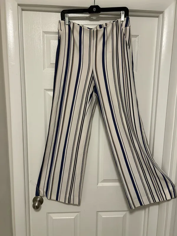 CHICO’S Stylish wide-leg pants in a navy and white striped pattern. Lightweight, flowy fabric for all-day comfort. Versatile design that dresses up or down. Easy to pair with tops and sandals. - Image 3