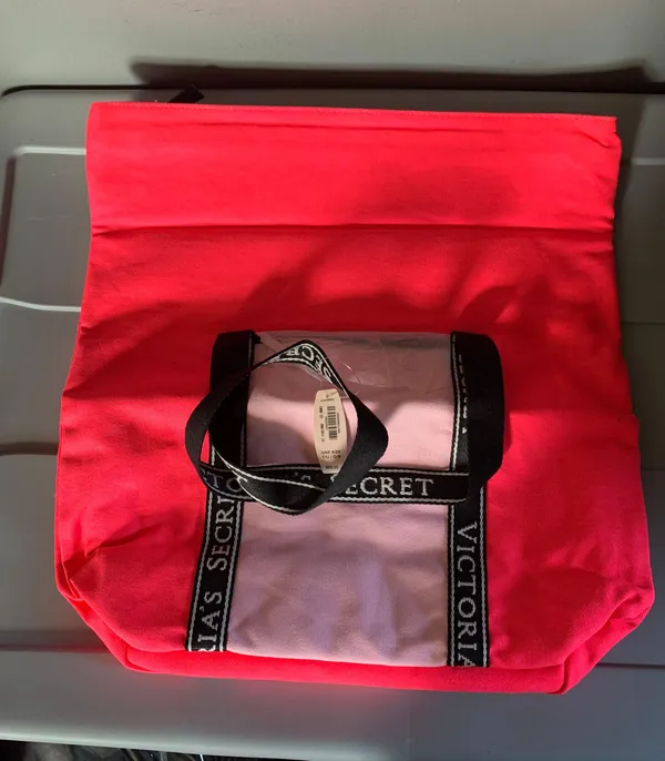 Victoria's Secret Cooler Bag - Image 2