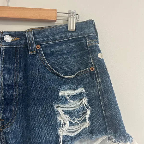 Levi’s Studded 501 Distressed Jean Shorts Sz 33 - Image 3