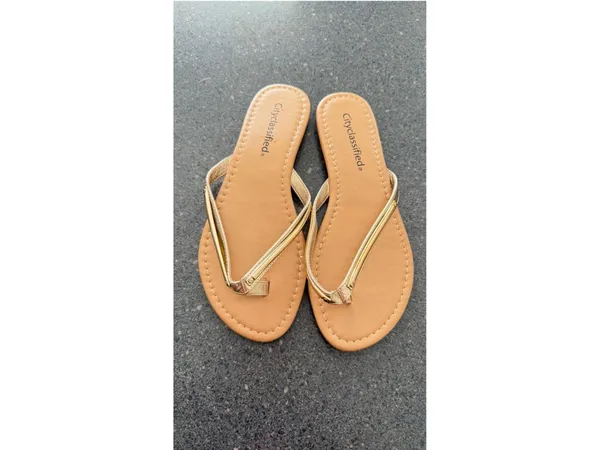 Cityclassified thong sandals size 6.5 - Image 3