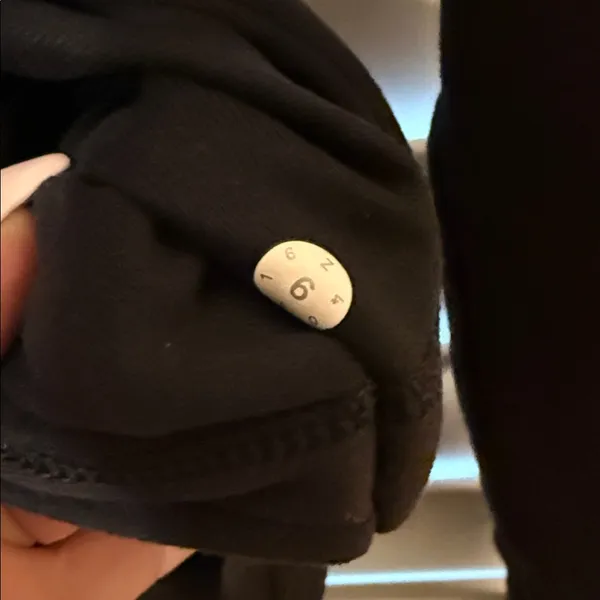 Lululemon Athletica Women's Black Long Sleeve Hooded Top size 6 - Image 3